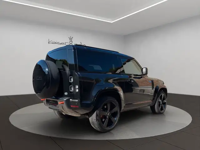 Land Rover Defender 90 view 5