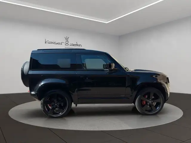 Land Rover Defender 90 view 6