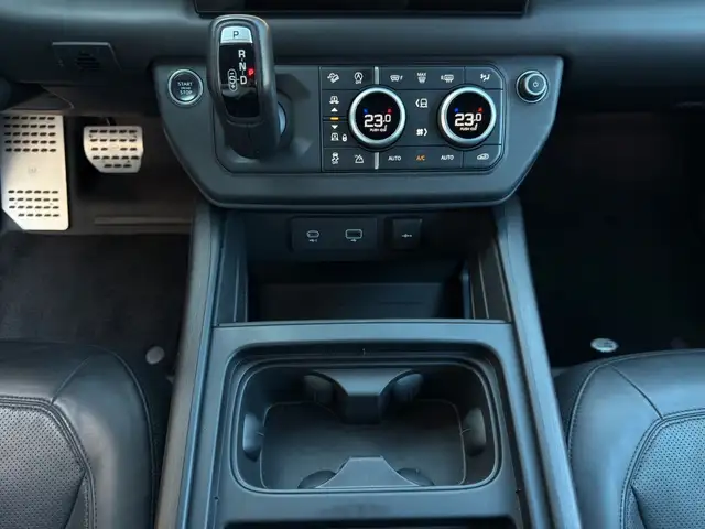 Land Rover Defender 90 view 13