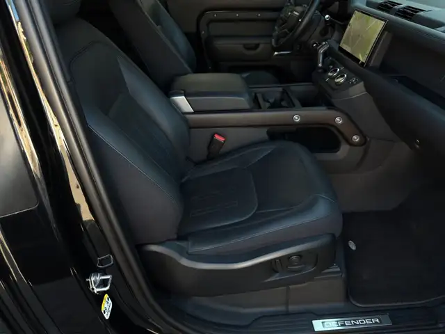 Land Rover Defender 90 view 15