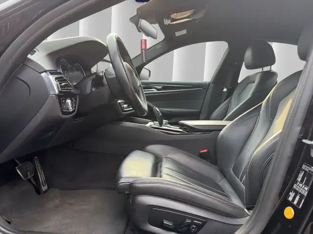 BMW 5 Series view 10