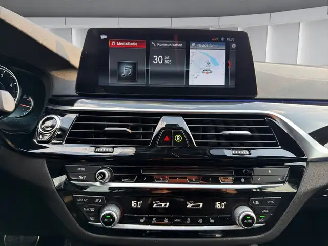 BMW 5 Series view 14