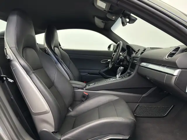 Porsche Cayman view 14