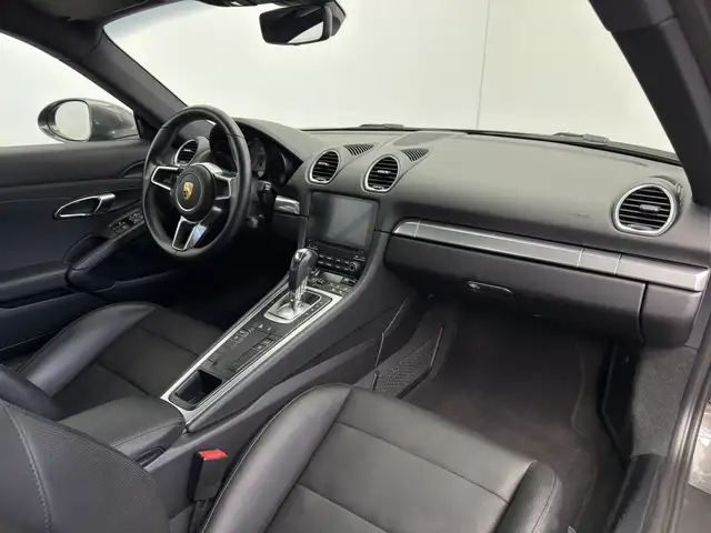Porsche Cayman view 13