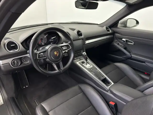 Porsche Cayman view 9