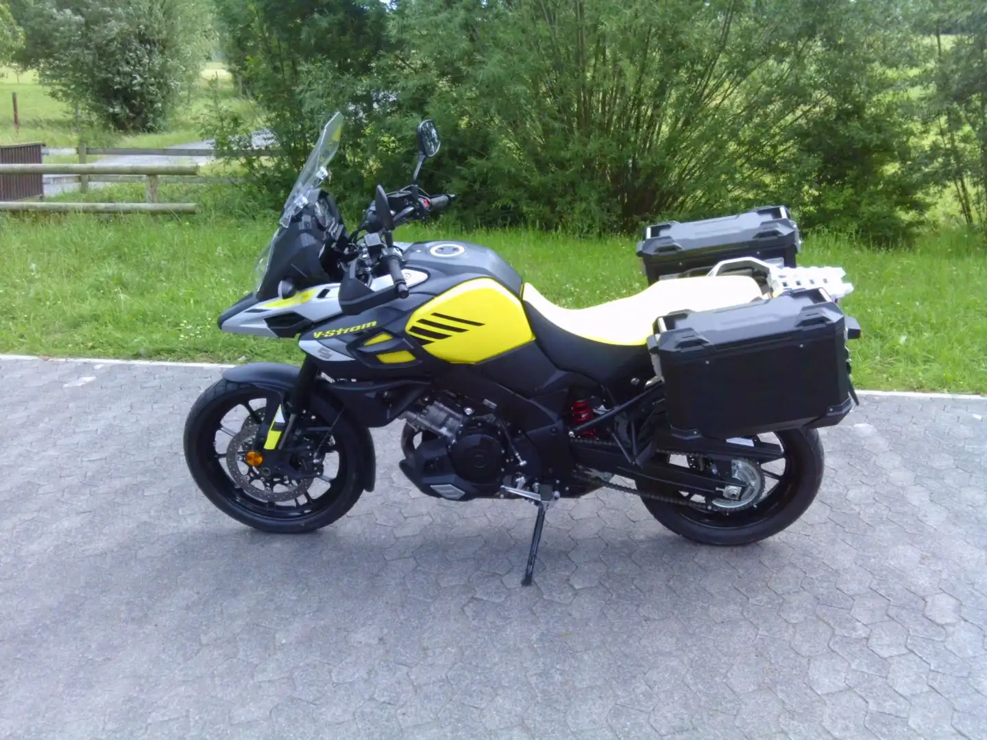 Suzuki V-Strom 1000 Jaune - 1