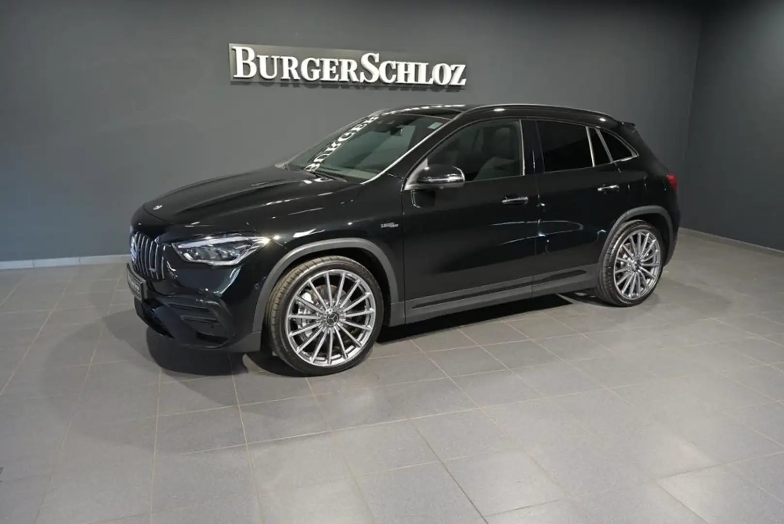 Mercedes-Benz GLA 35 AMG AMG GLA 35 4MATIC PANO/AHK/MULTI/RFK/TW Schwarz - 1