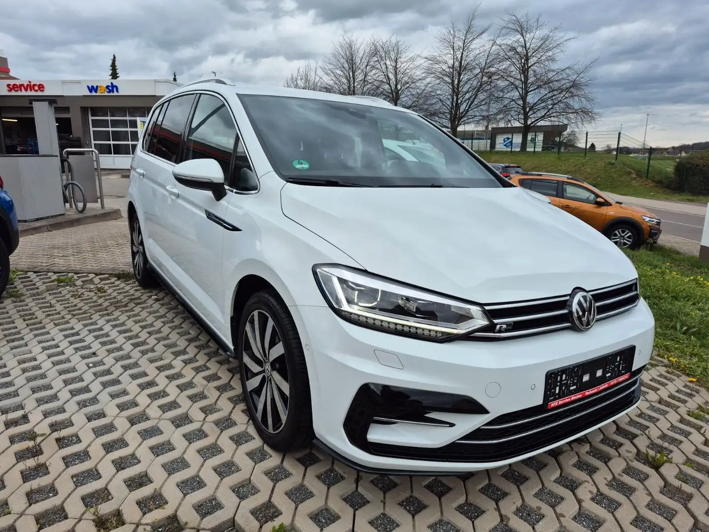 Volkswagen Touran Highline R-Line DSG 8xAlu AHK LED Sitzhzg Weiß - 2