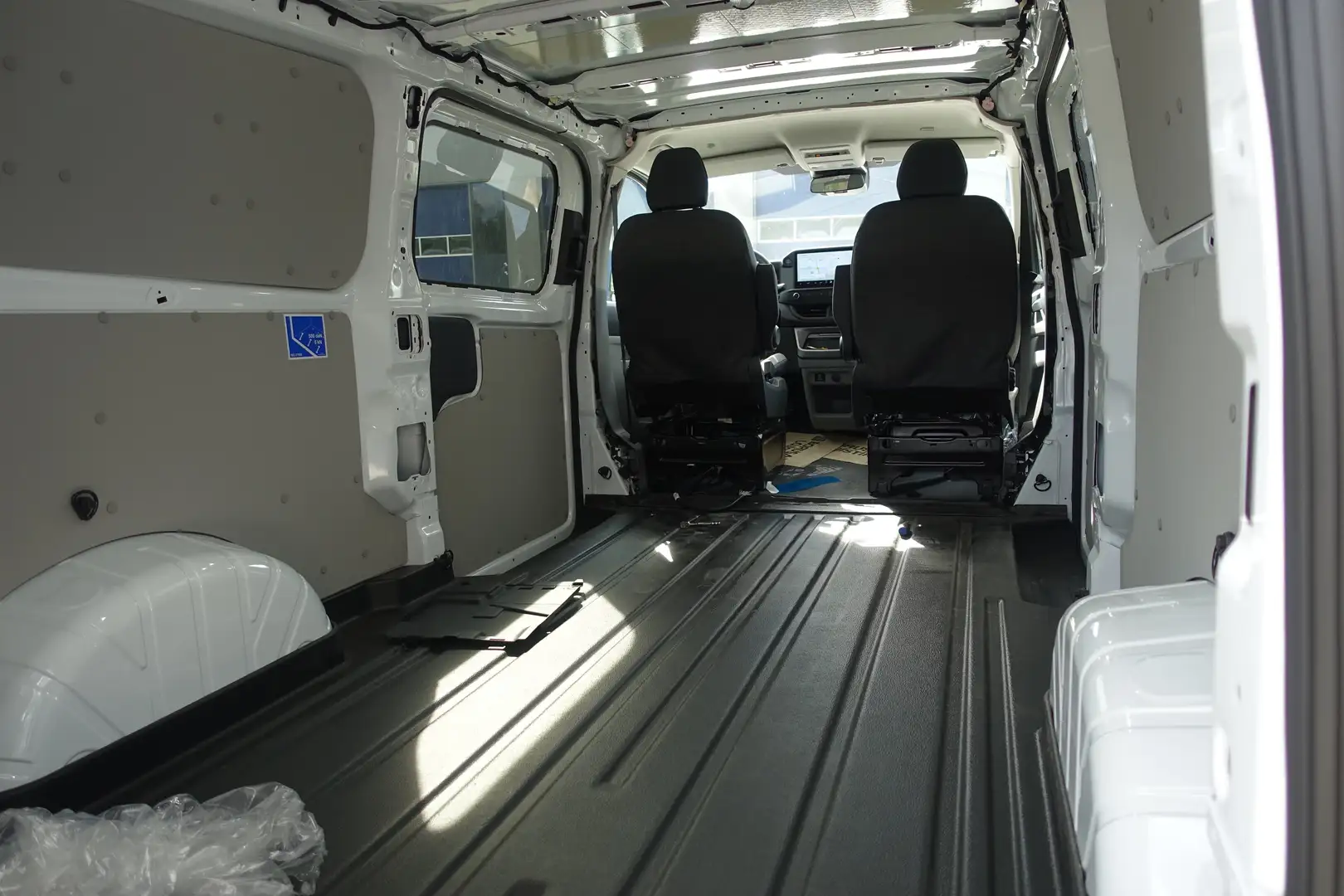 Ford Transit 320 2.0TDCI 170pk L2H1 Trail DC AWD Zilver - 2