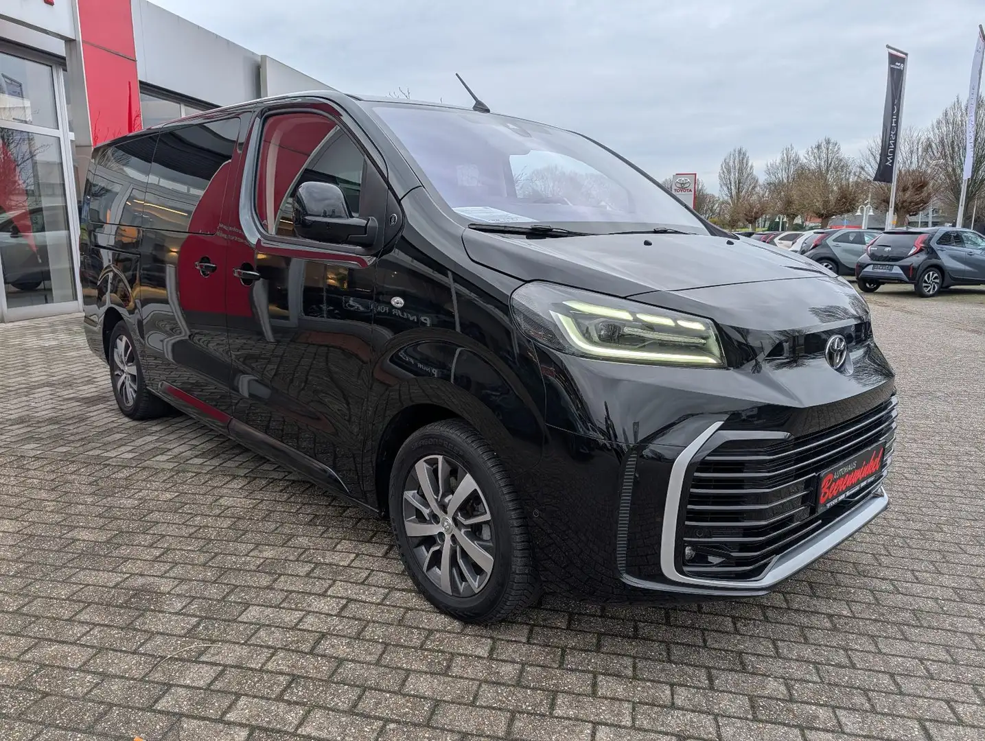 Toyota Proace Verso 2,0-l-D-4D 130kW L2 Team D Autom. Schwarz - 2