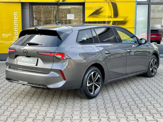Opel Astra view 3