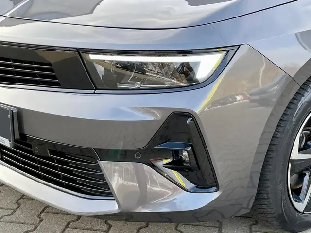 Opel Astra view 4