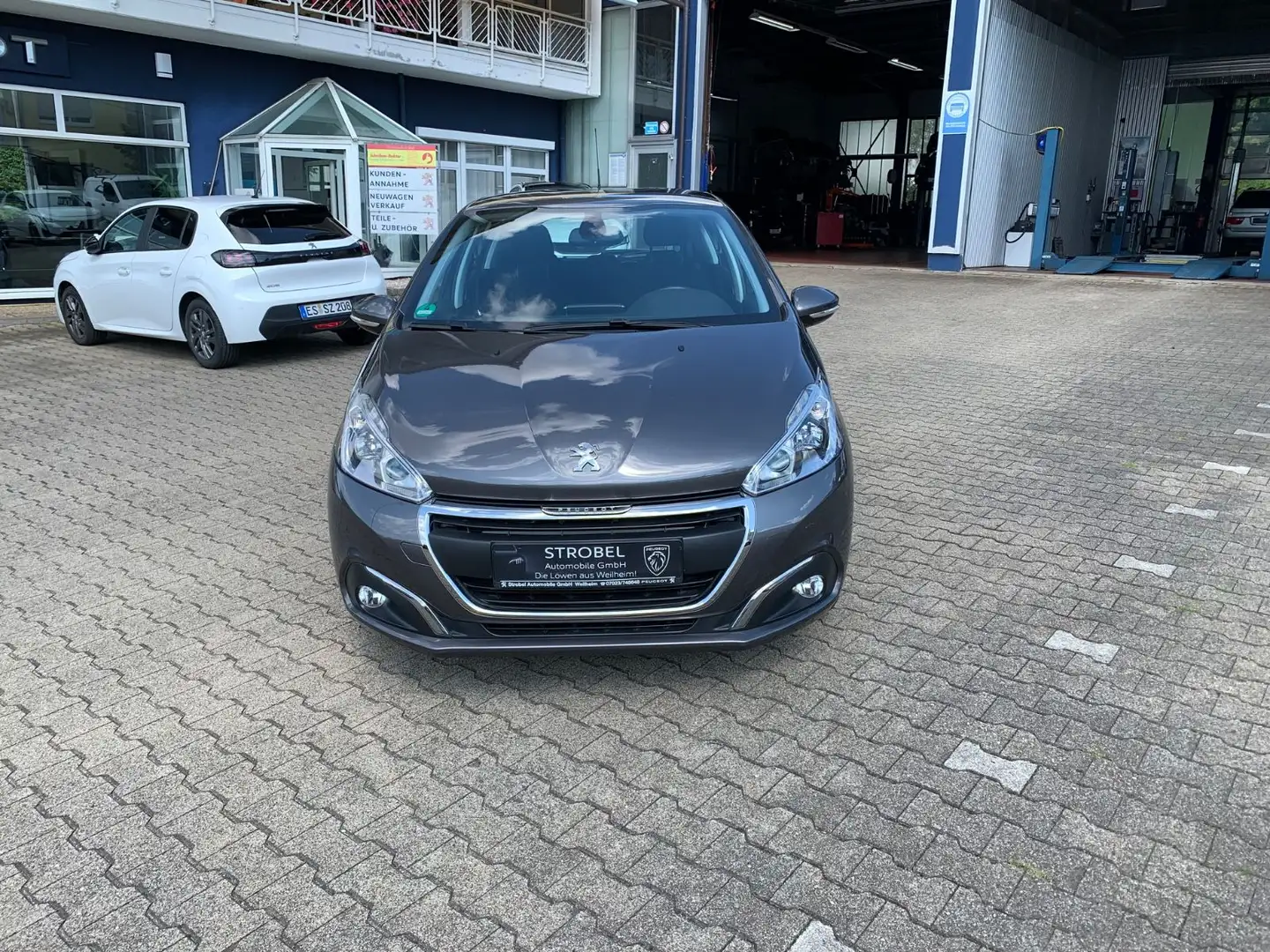 Peugeot 208 Active Gris - 2
