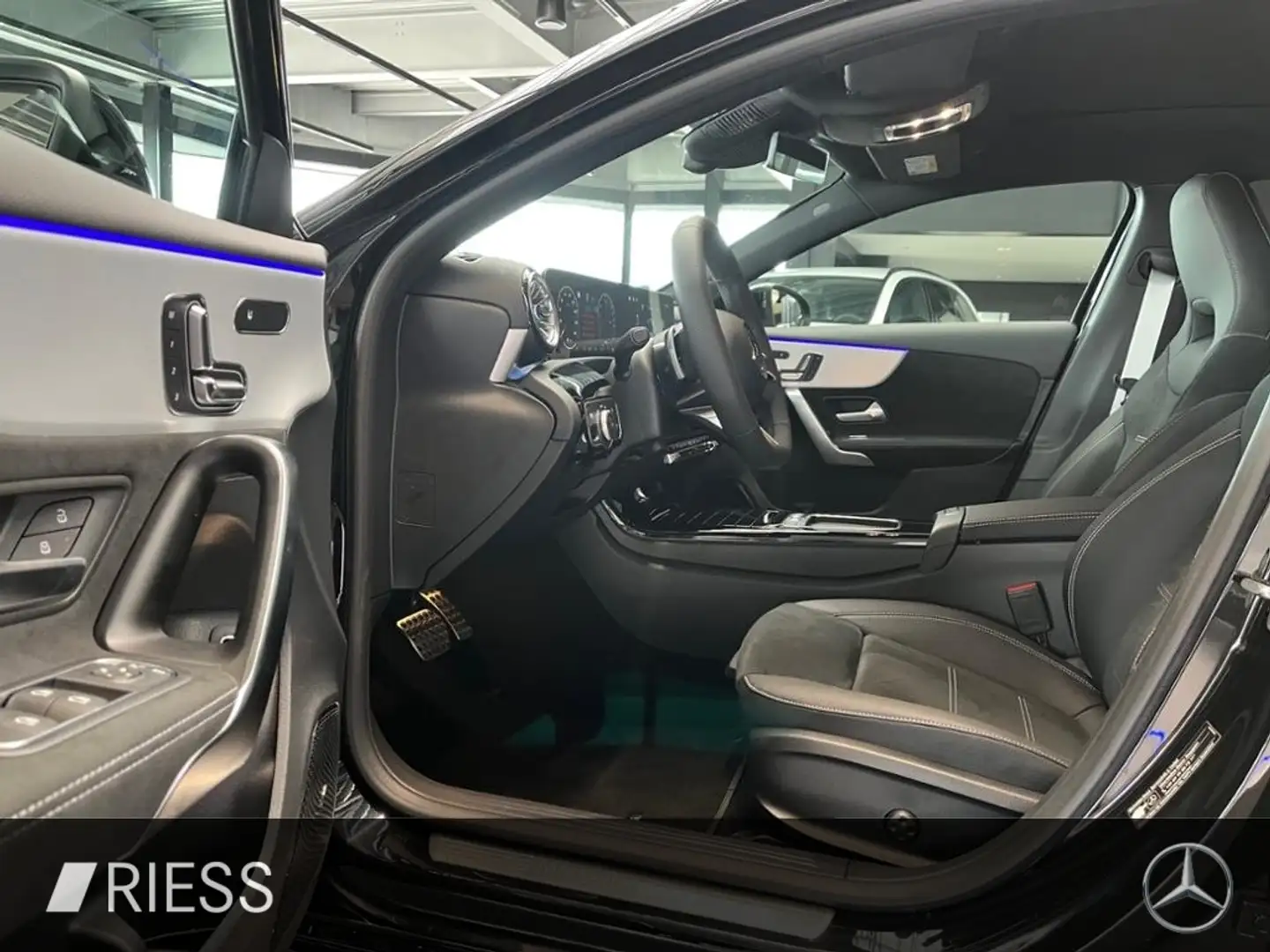 Mercedes-Benz A 250 e EQ AMG+AHK+PANO+MULTIBEAM+360°+DISTRONIC Zwart - 2