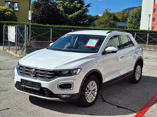 Volkswagen T-Roc view 3