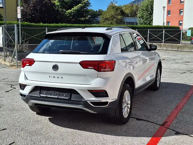 Volkswagen T-Roc view 10