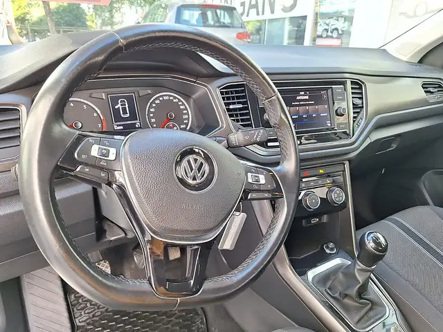 Volkswagen T-Roc view 13