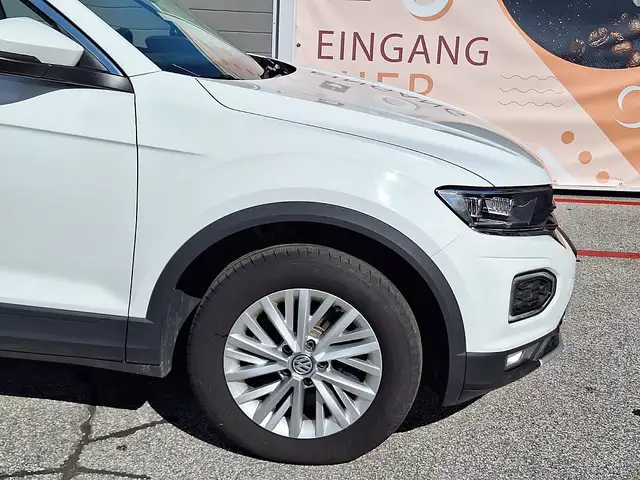 Volkswagen T-Roc view 6