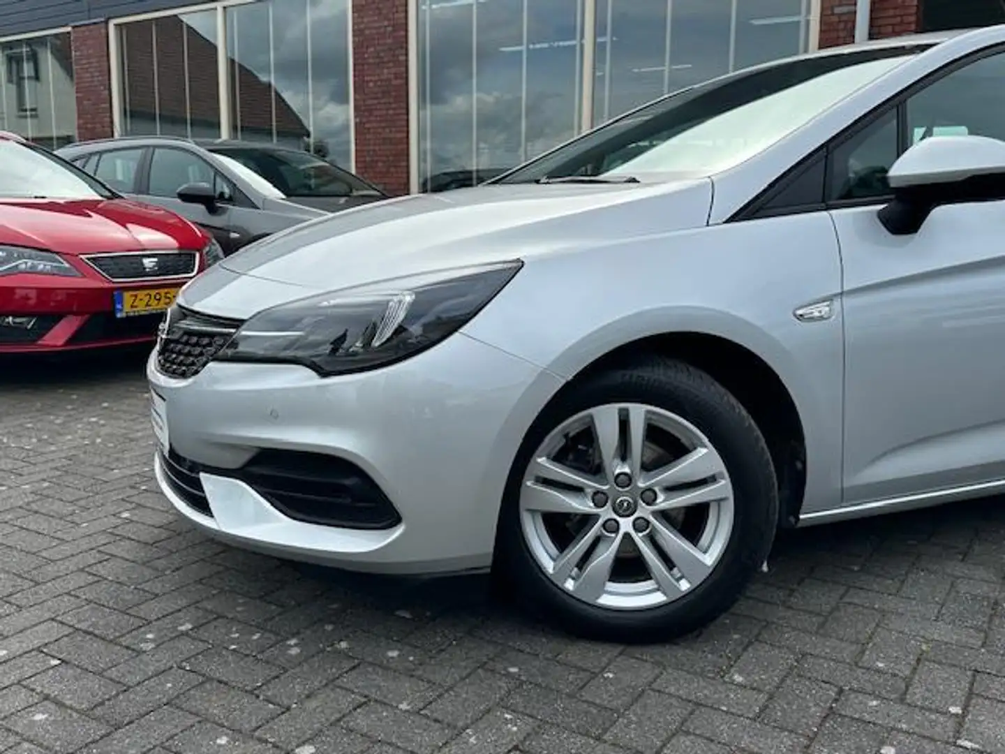 Opel Astra 1.2 Edition 130PK (Zeer weinig km,nieuwstaat!) Zilver - 2