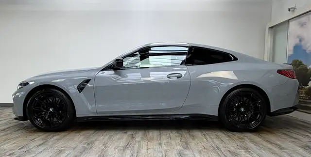 BMW M4 view 3