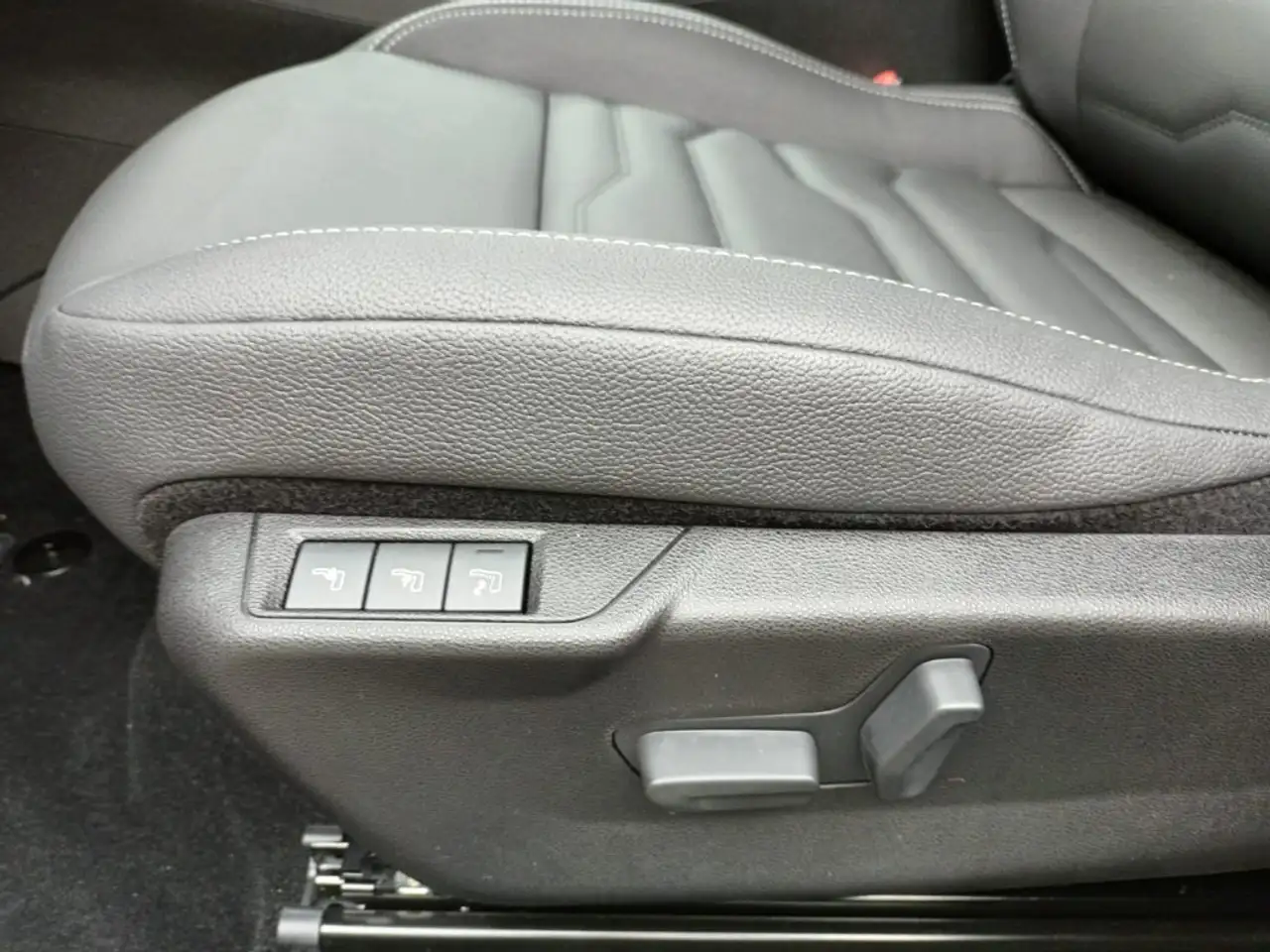 Jeep Avenger 1200 E-HYBRID SUMMIT 110CV AUTOM PACK WINTER PELLE 15