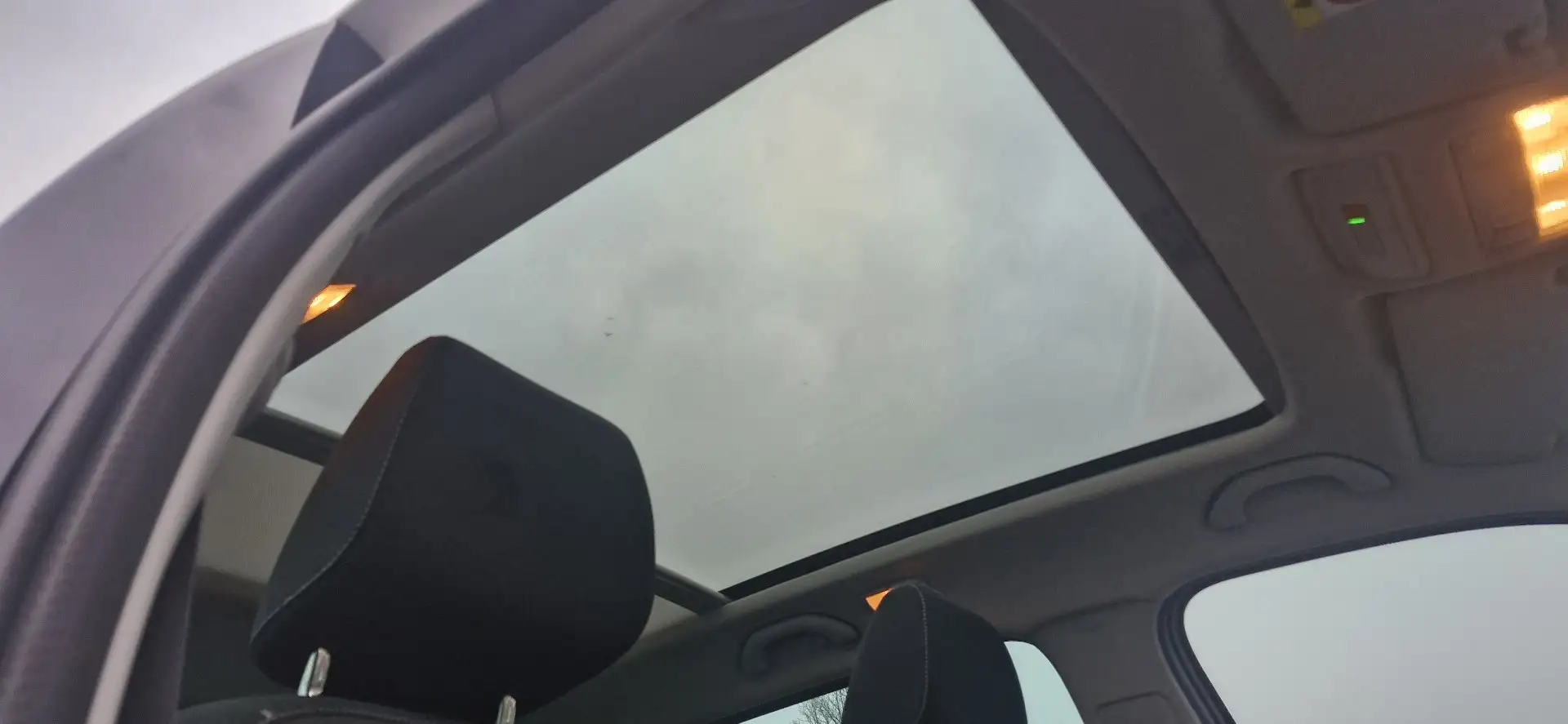 Skoda Fabia Panoramadach/Sitzheizung/ PDC Vorne + Himten Weiß - 2