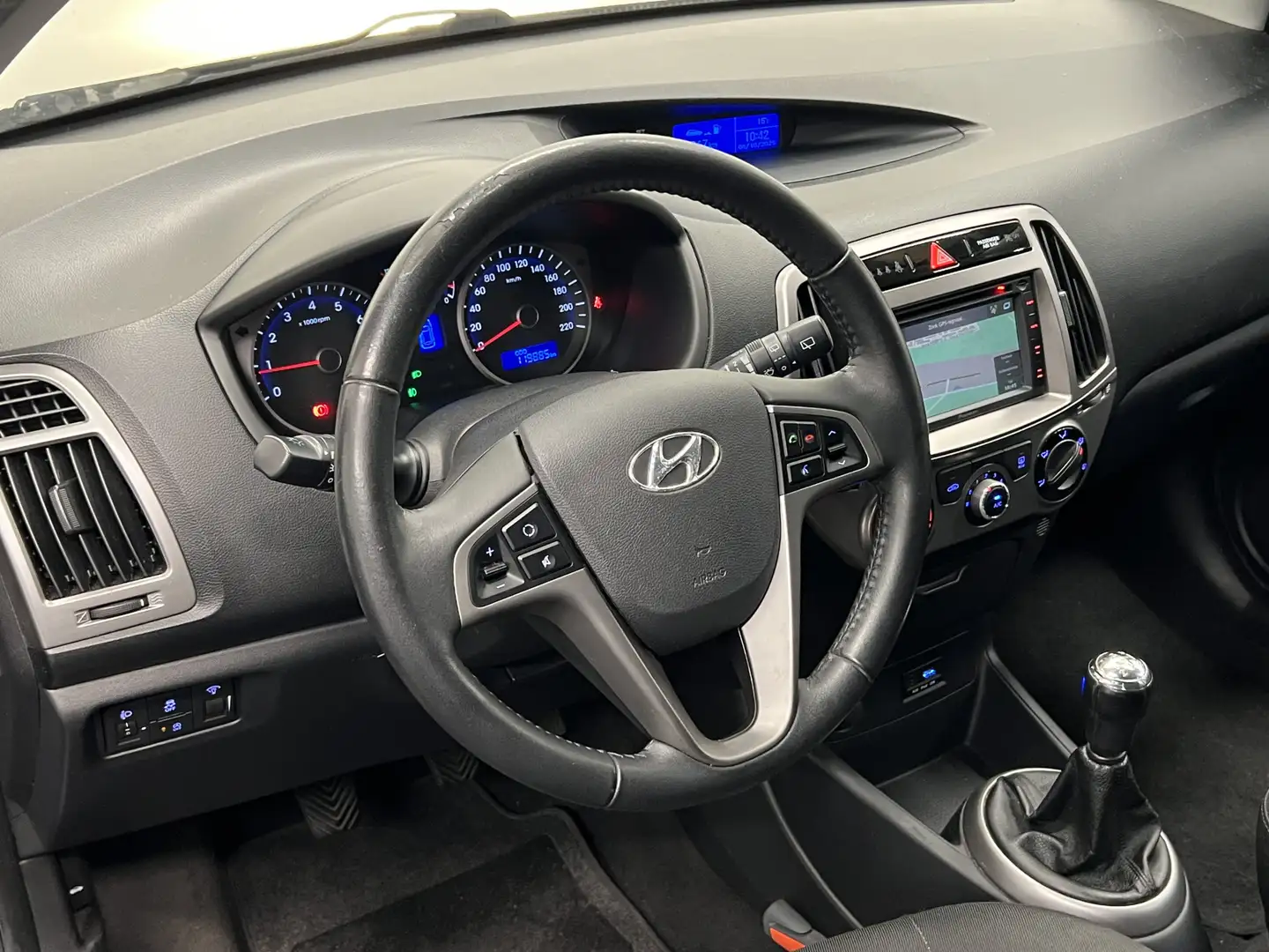 Hyundai i20 1.2i i-Deal | NAVIGATIE | TREKHAAK | BLEUTOOTH | A Zwart - 2