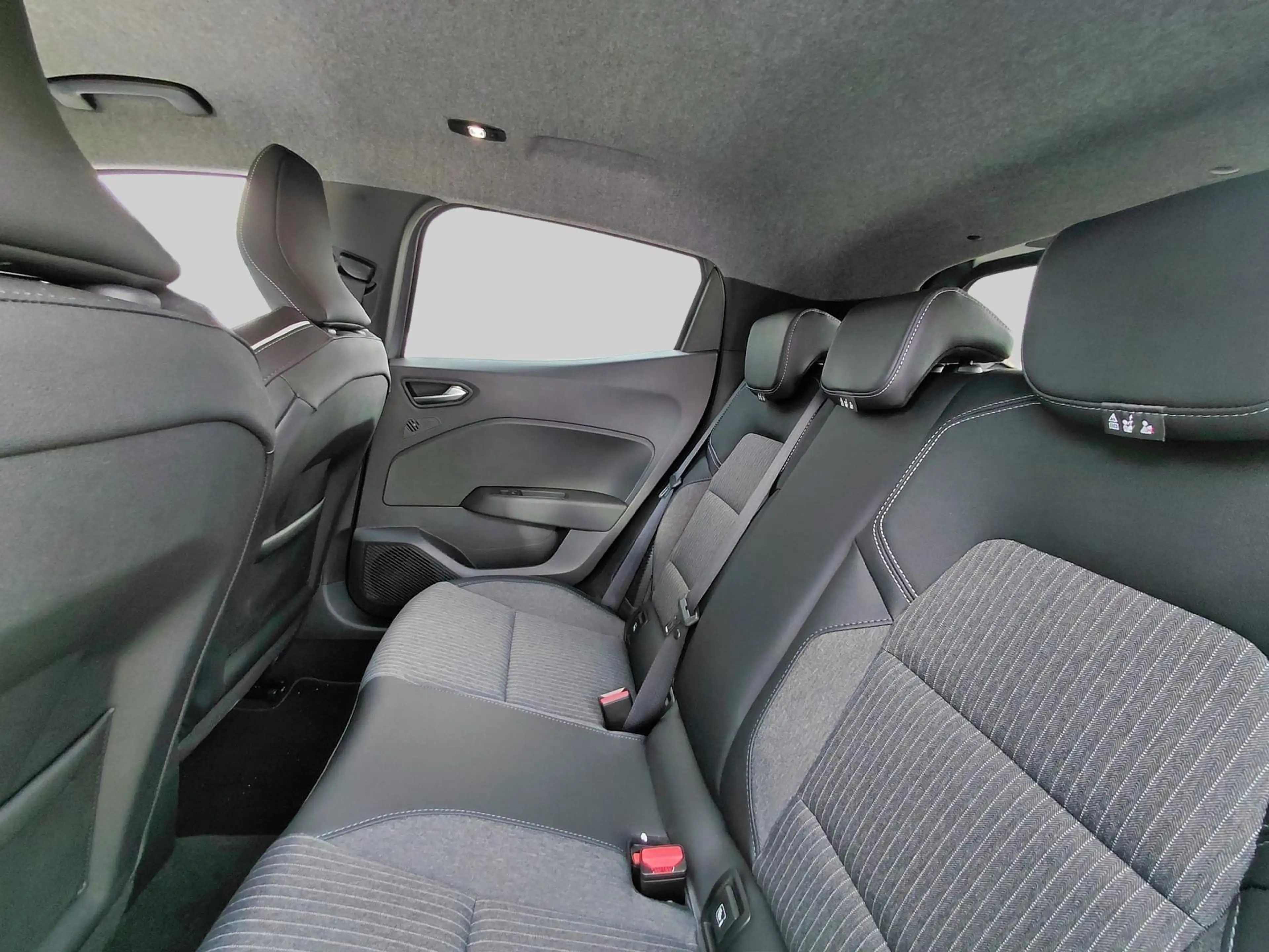 Mitsubishi Colt 1.6 HEV Instyle — photo 6