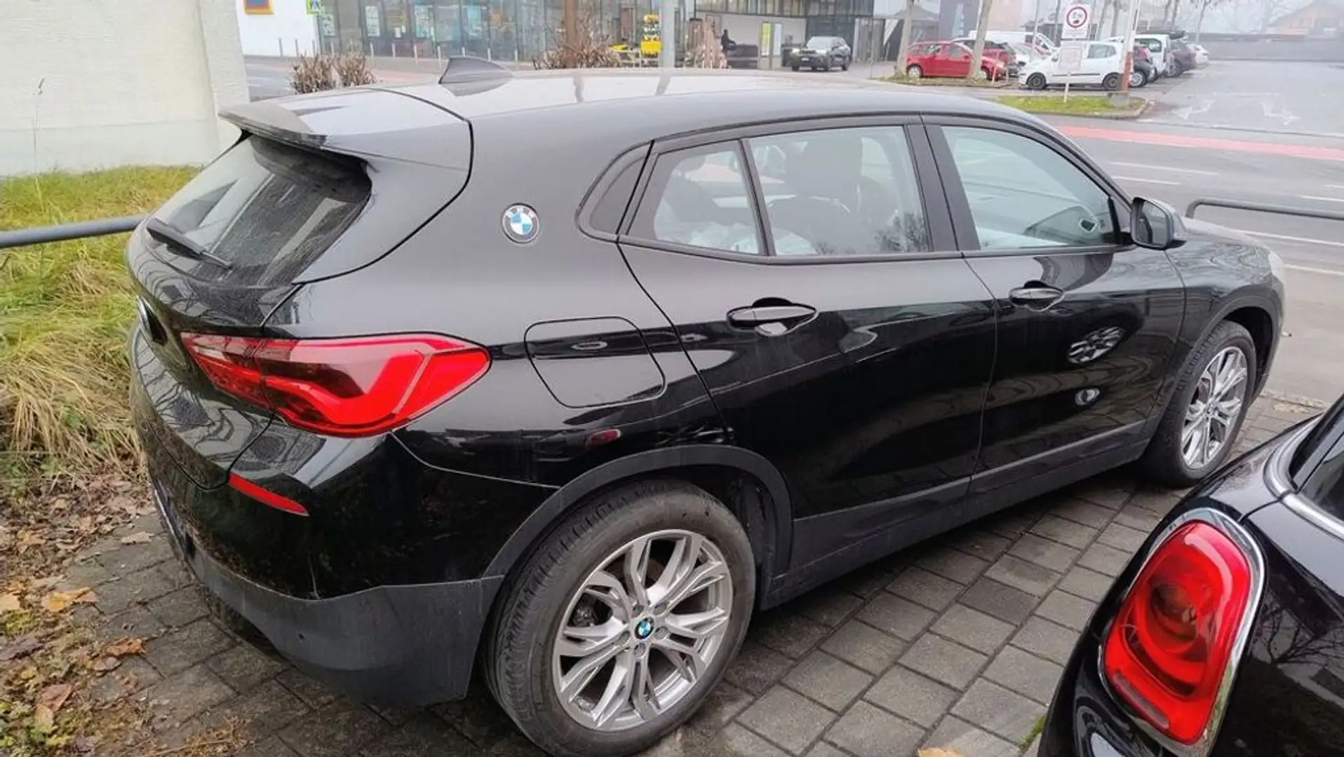 BMW X2 sDrive18i Advantage Schwarz - 2