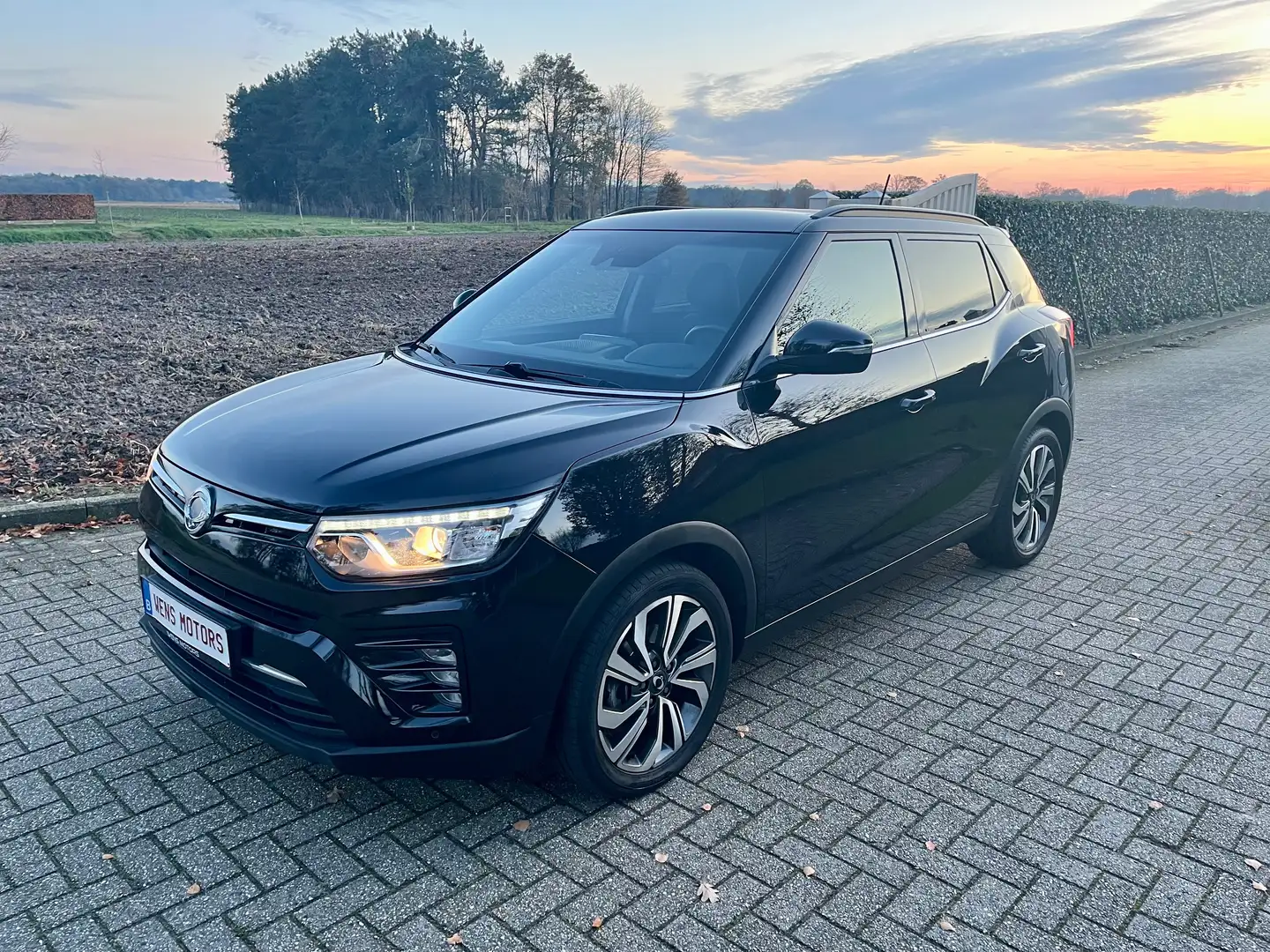SsangYong Tivoli 1.5 Benzine Automaat Camera/Carplay/Cruise Nero - 1