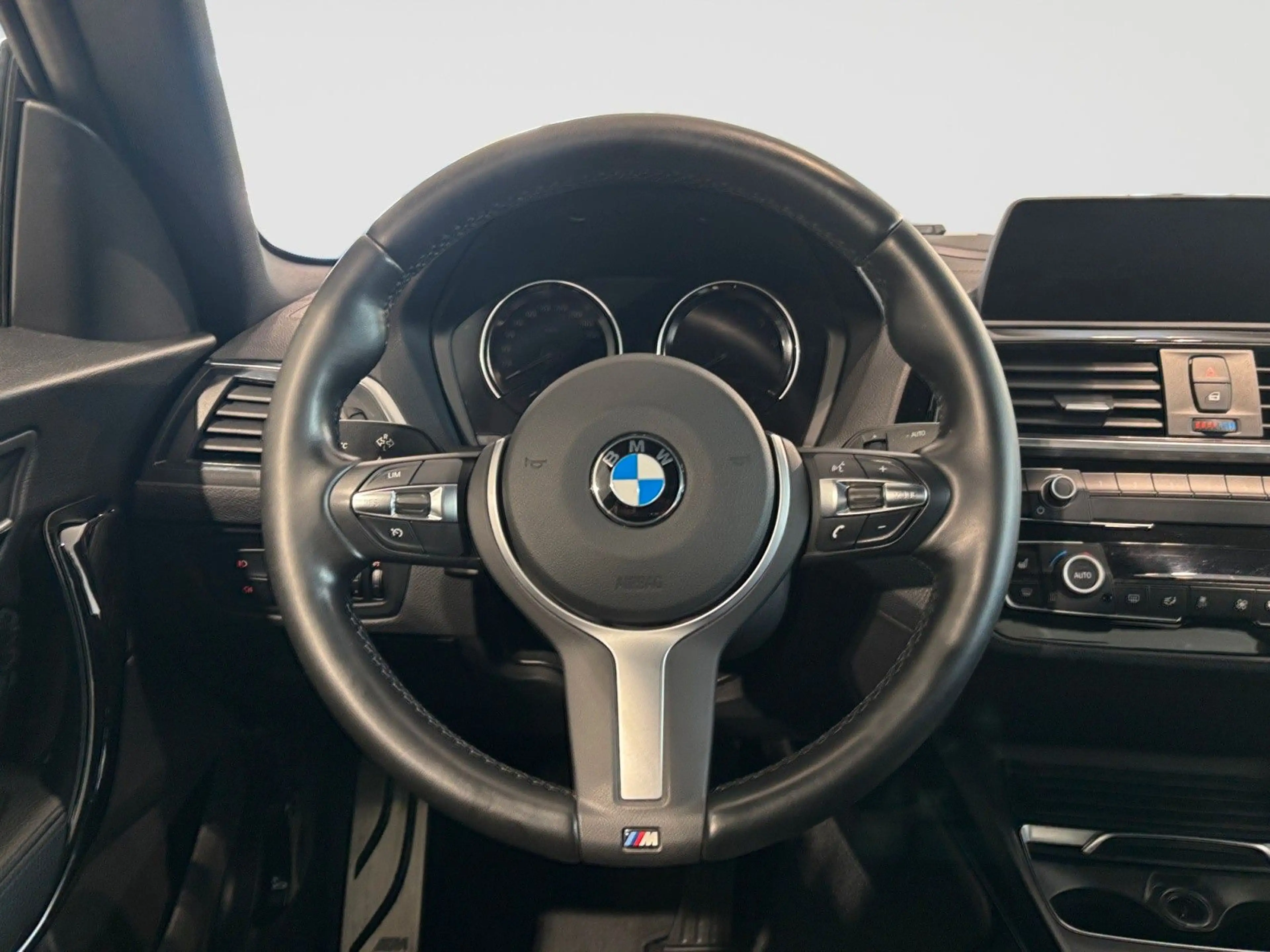 BMW 220 i Coupe M Sport NAV/PDC/LED/SZH/ — photo 11