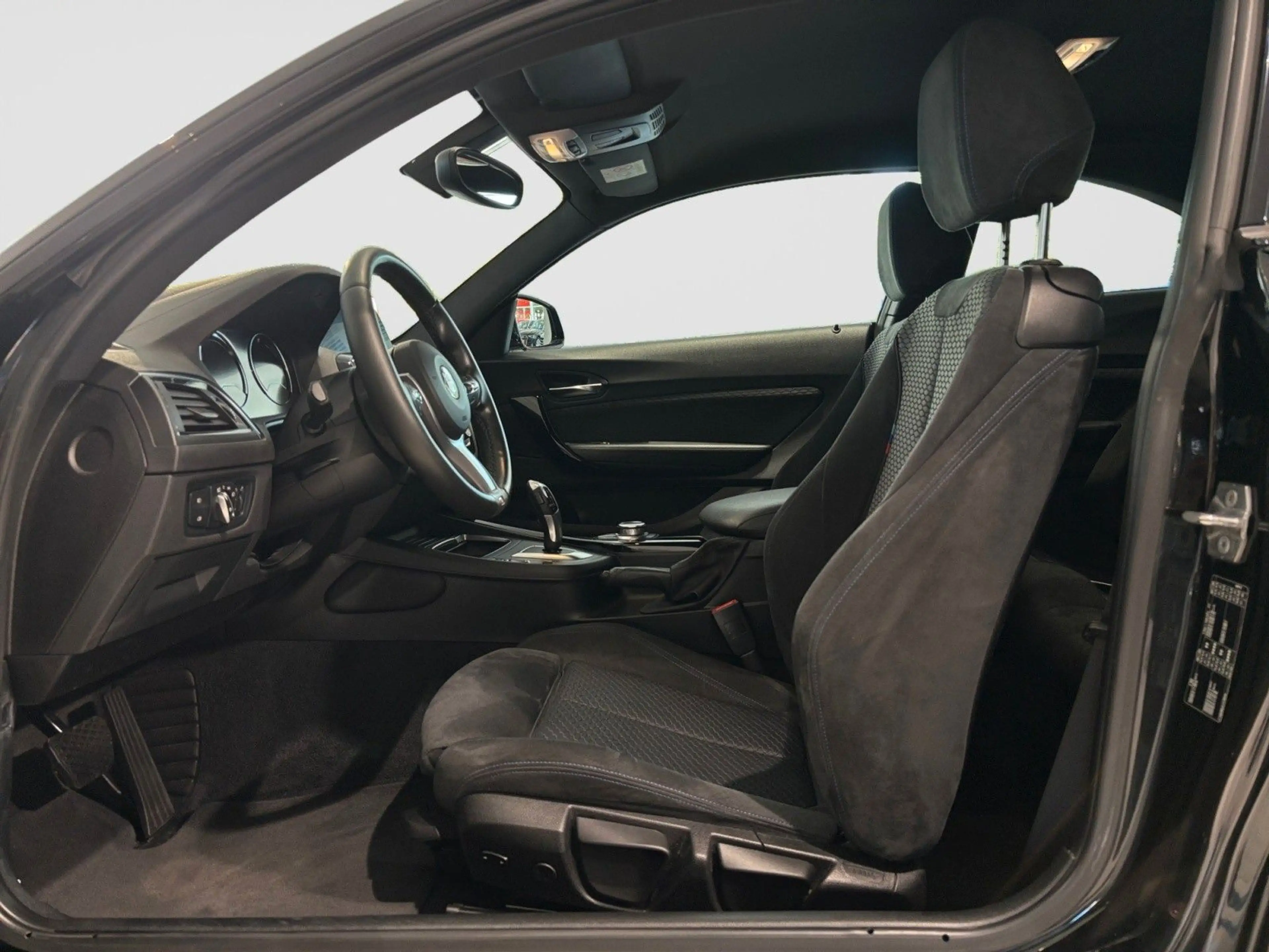 BMW 220 i Coupe M Sport NAV/PDC/LED/SZH/ — photo 8