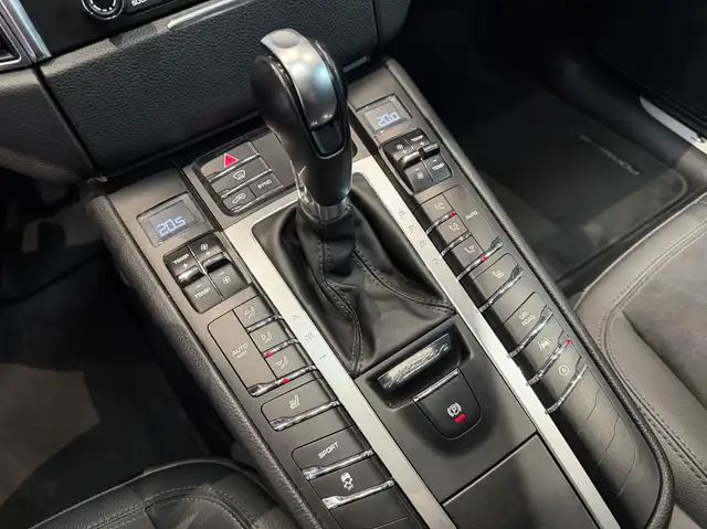 Porsche Macan view 18