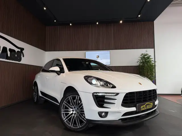 Porsche Macan view 3