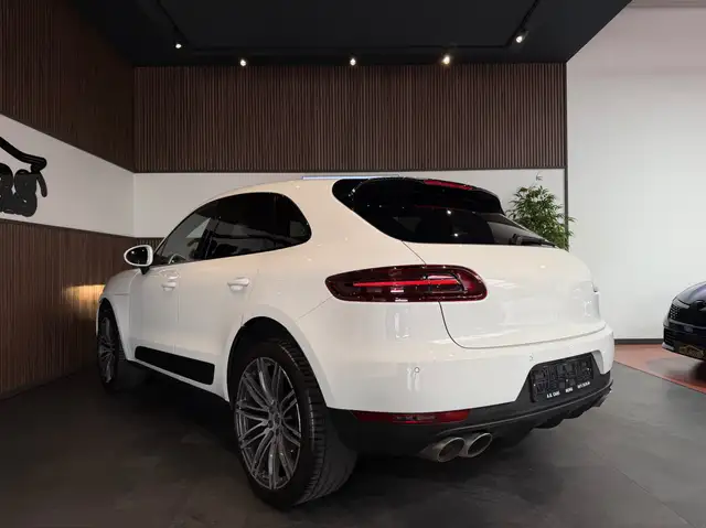 Porsche Macan view 4