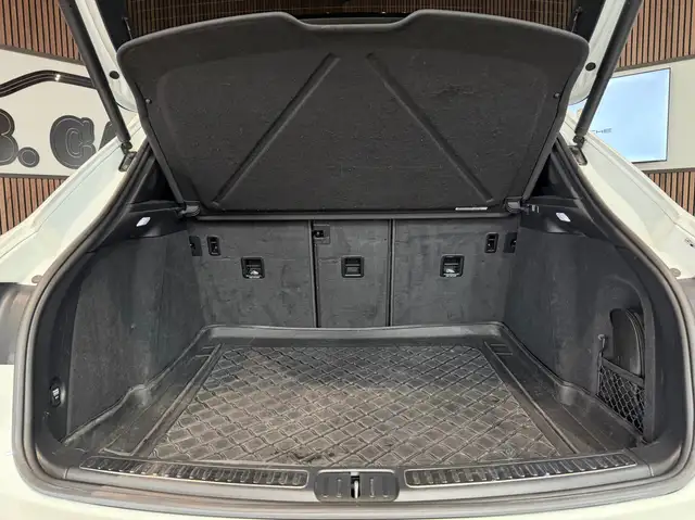 Porsche Macan view 22