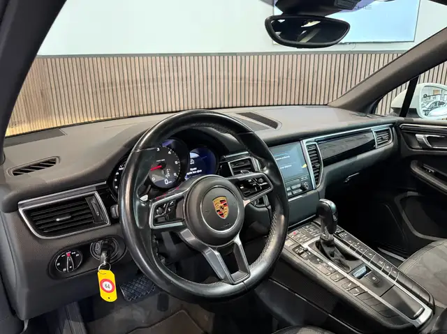 Porsche Macan view 7