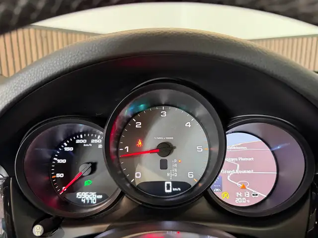 Porsche Macan view 11