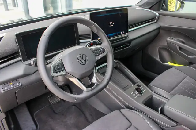 Volkswagen T-Roc view 12