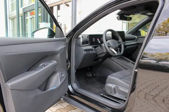Volkswagen T-Roc view 9