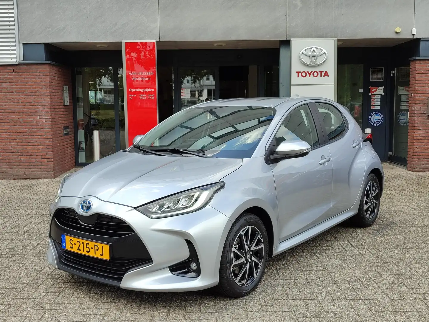 Toyota Yaris 1.5 HYBRID DYNAMIC APPLE/ANDROID LED CAMERA CLIMA Grau - 1