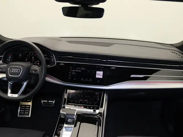 Audi Q8 view 10