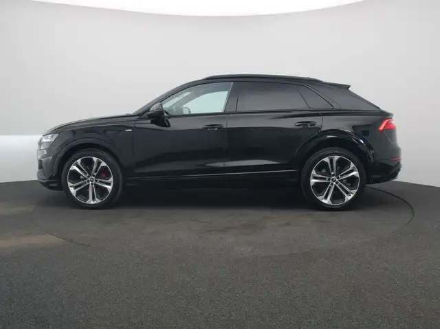 Audi Q8 view 4