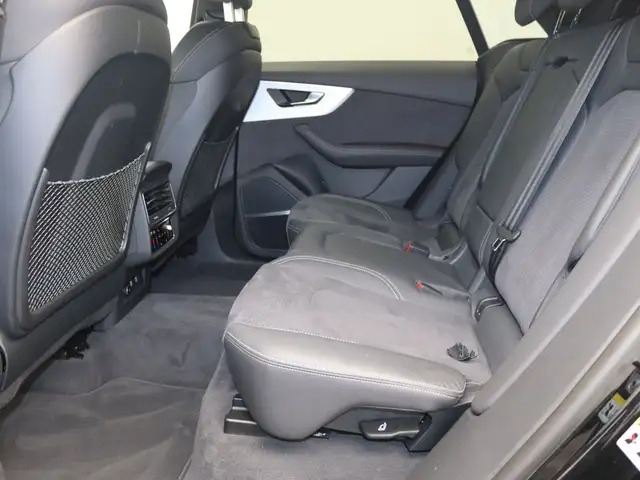 Audi Q8 view 14
