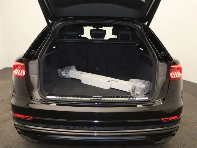 Audi Q8 view 8