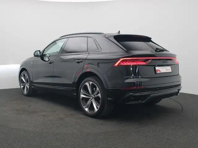 Audi Q8 view 5