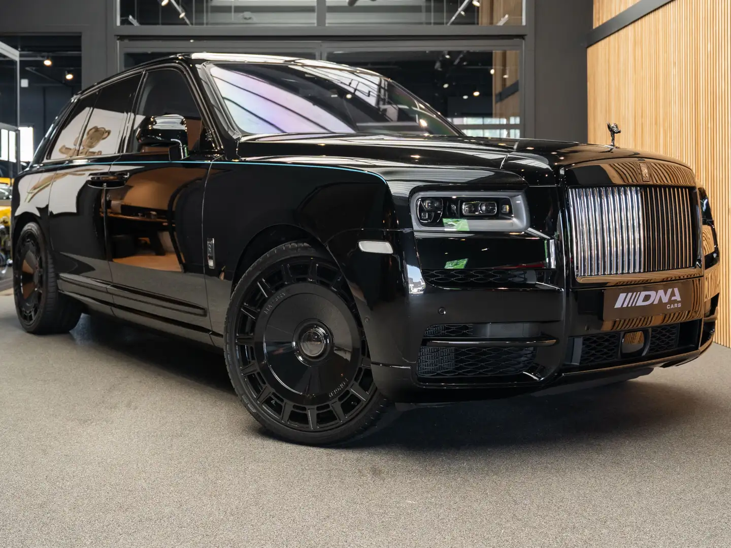 Rolls-Royce Cullinan Black Badge Perlino Leder V12 Koelkast Tiffany Ste Noir - 1