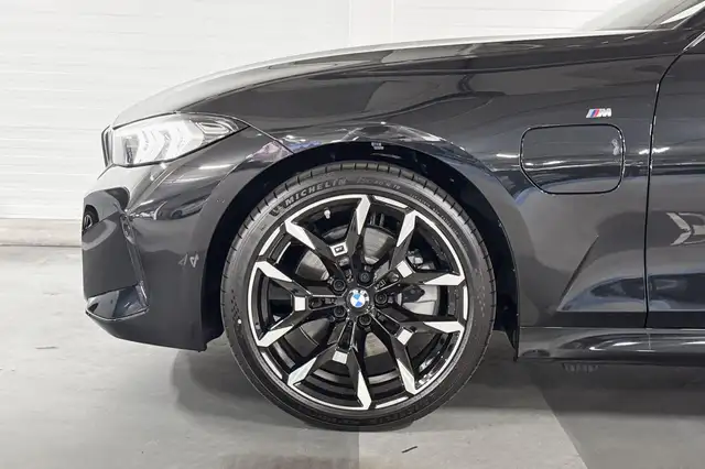 BMW 3 Series view 4