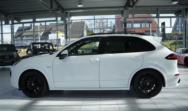 Porsche Cayenne view 11