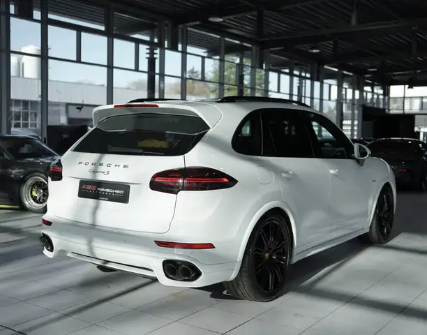 Porsche Cayenne view 8